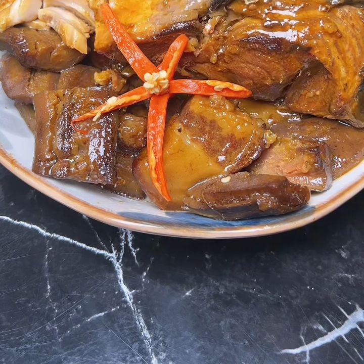 C&aacute; trắm kho tương sả riềng ba chỉ