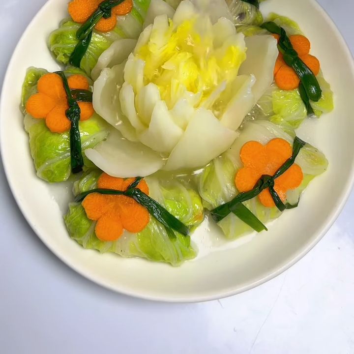 Rưới sốt l&ecirc;n cải thảo cuốn thịt