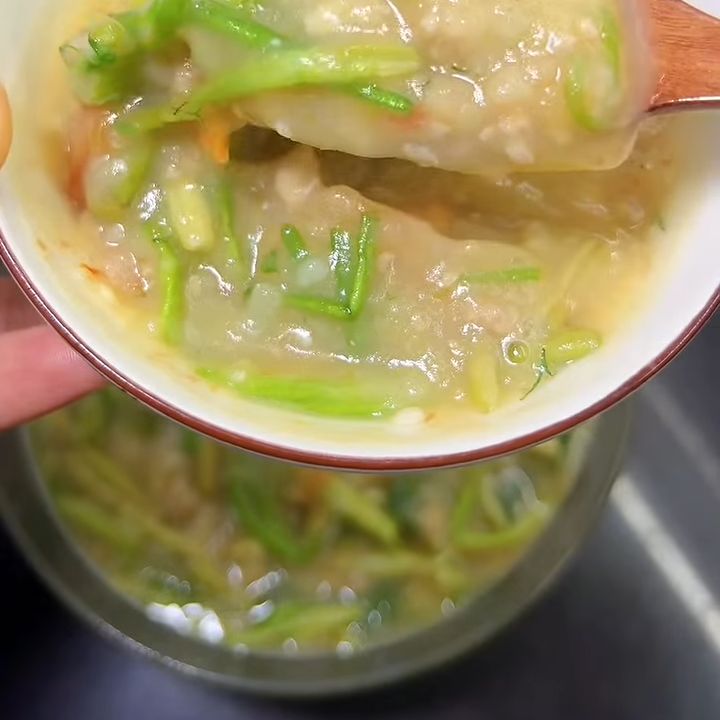 Bát canh khoai tây rau cần