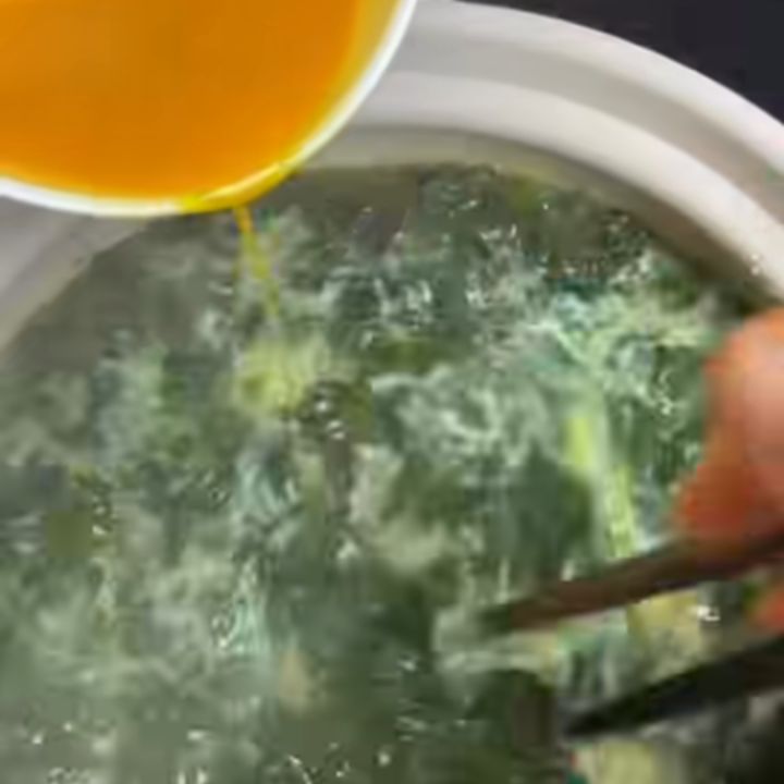 rót trứng vào nồi canh