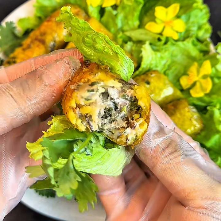 cuốn chả ram khoai lang với rau sống