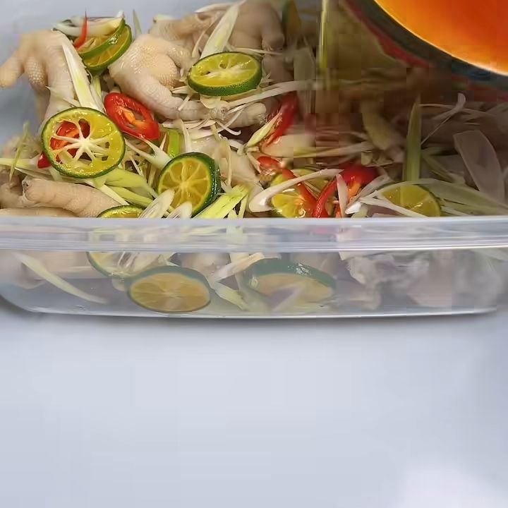 Đổ nước ngâm chân gà sả tắc