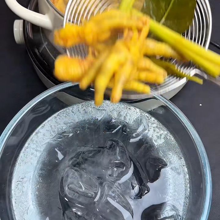 ng&acirc;m ch&acirc;n g&agrave; v&agrave;o nước đ&aacute; cho gi&ograve;n
