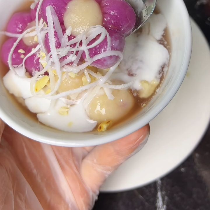 Bát chè mochi sắn rưới cốt dừa