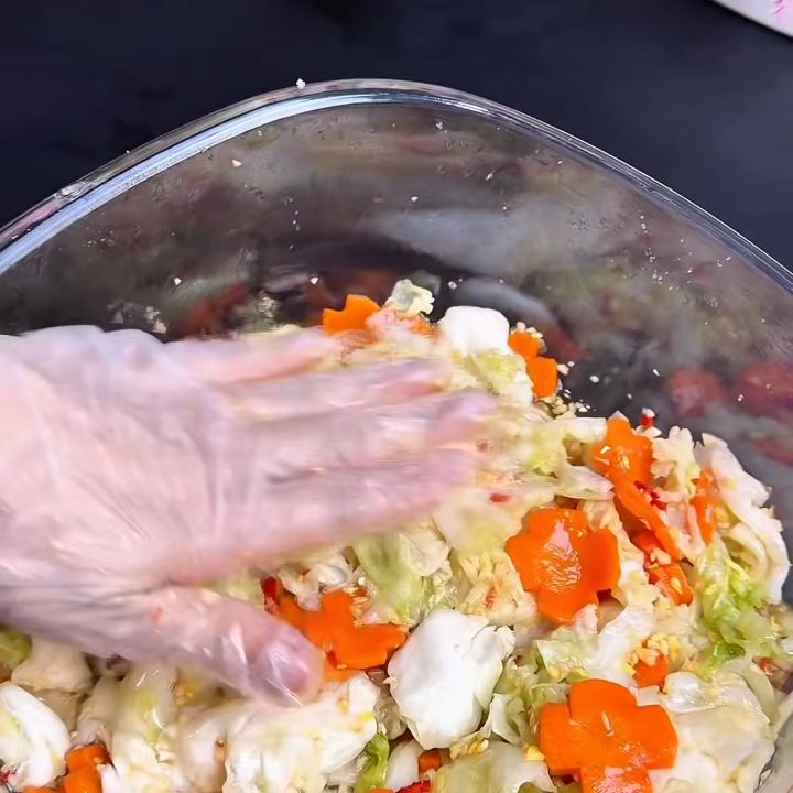 trộn dưa bắp cải với nước ngâm