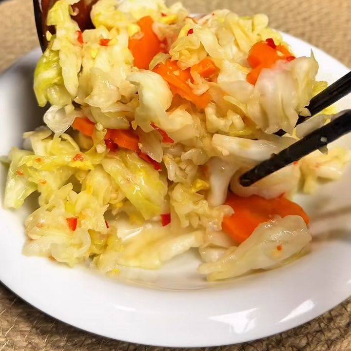 đĩa dưa bắp cải muối chua ngọt