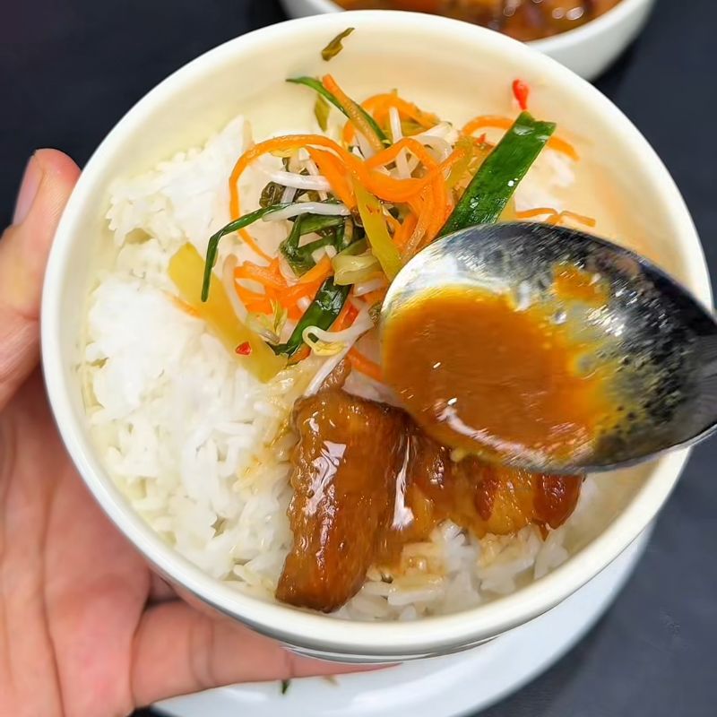 dưa gi&aacute; trộn ăn k&egrave;m cơm thịt kho