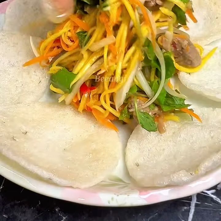 Trộn gỏi bò với rau củ
