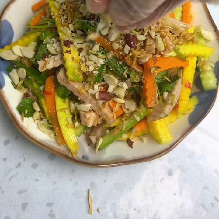 Đĩa gỏi giò chua ngọt