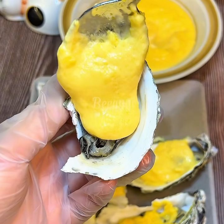 rưới sốt phô mai lên hàu