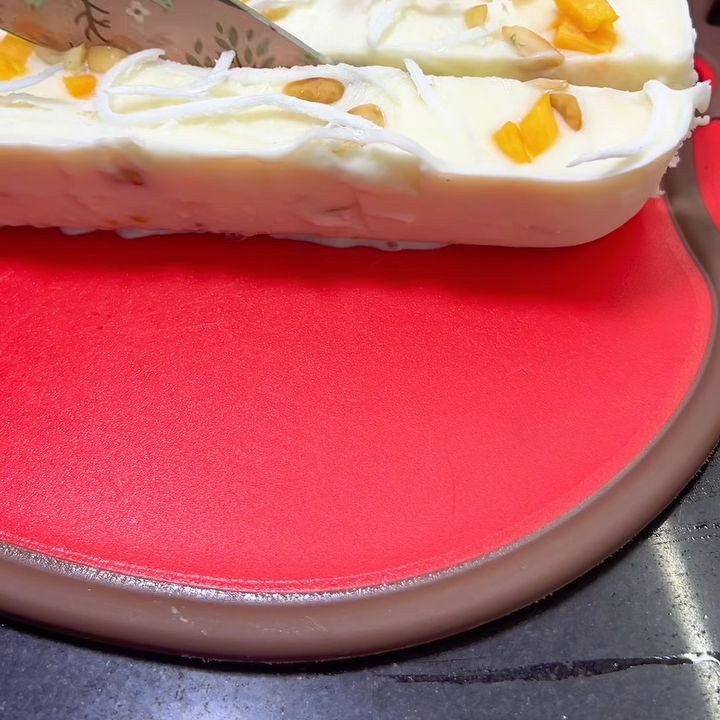 Cắt kem chuối th&agrave;nh miếng