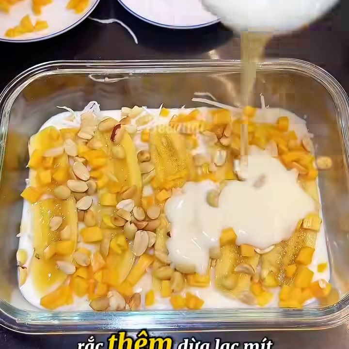 Đổ nước cốt dừa v&agrave;o khay chuối