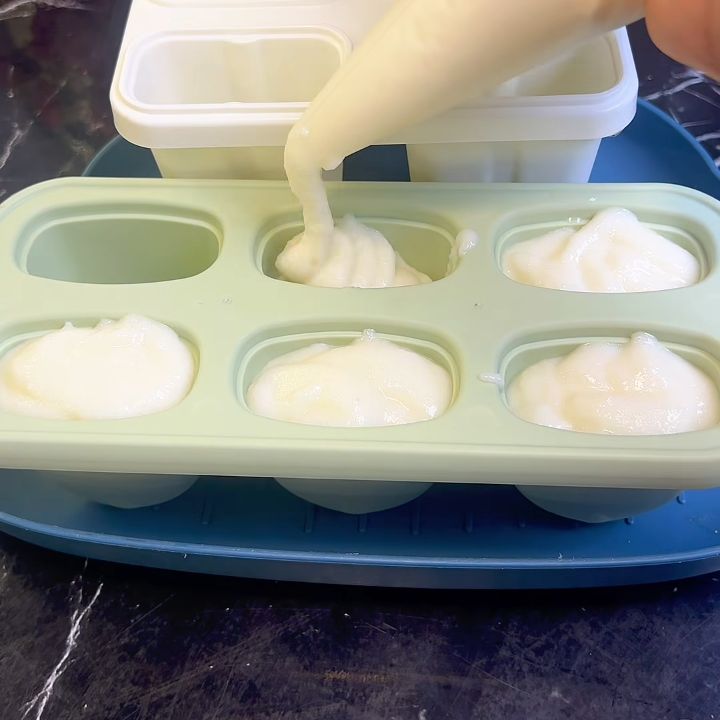 Đổ kem dừa v&agrave;o khu&ocirc;n