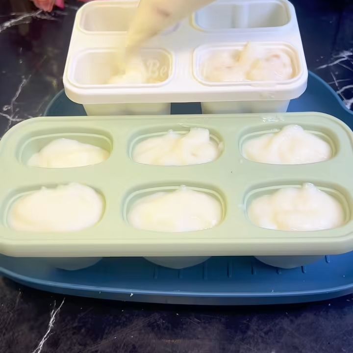 Đổ kem dừa vào khuôn que