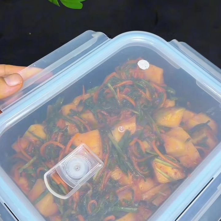 cho kim chi su h&agrave;o v&agrave;o hộp