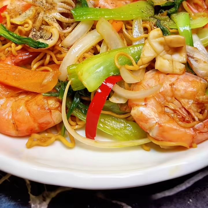 Mì xào hải sản bày đĩa