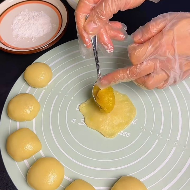 bọc nhân sầu riêng vào vỏ mochi