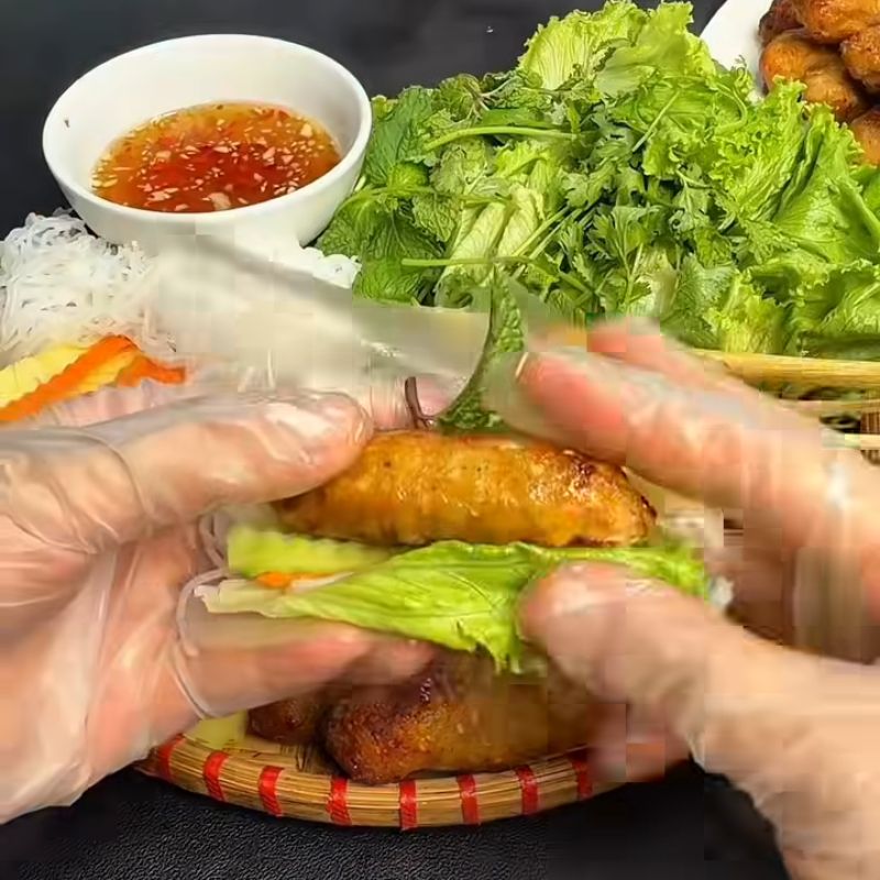 cuốn nem lụi với b&aacute;nh tr&aacute;ng v&agrave; rau sống