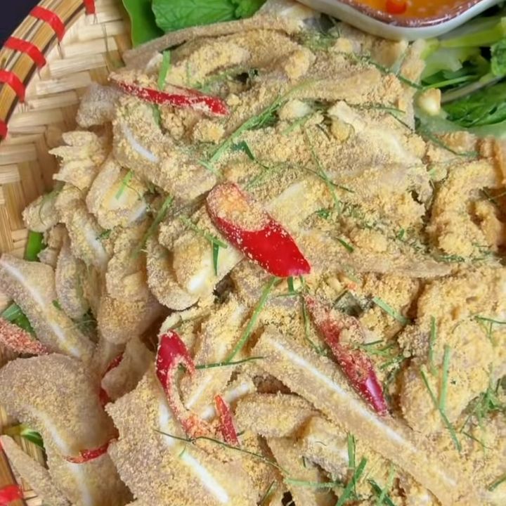 nem tai th&iacute;nh chấm tương ớt