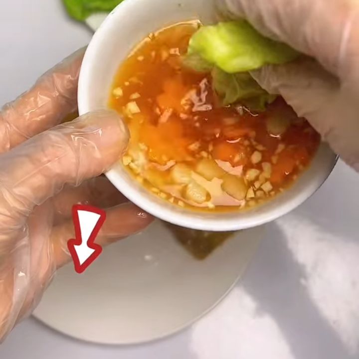 Nem tam gi&aacute;c cuốn rau chấm nước mắm
