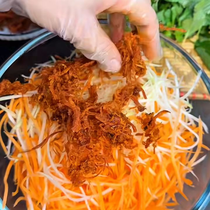 thêm bò khô vào nộm đu đủ