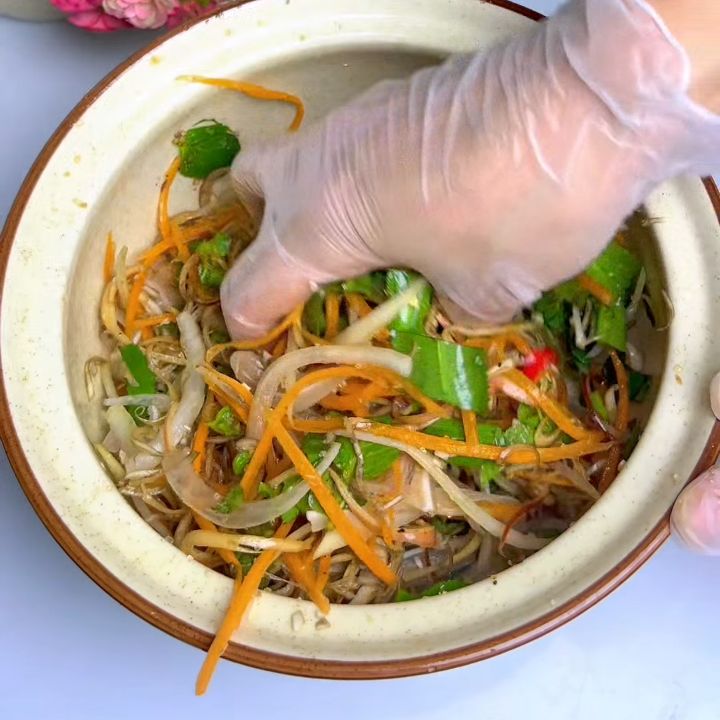 Nộm hoa chuối tai heo b&agrave;y trong bẹ chuối