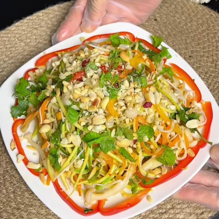 đĩa nộm nấm đ&ugrave;i g&agrave; rau củ