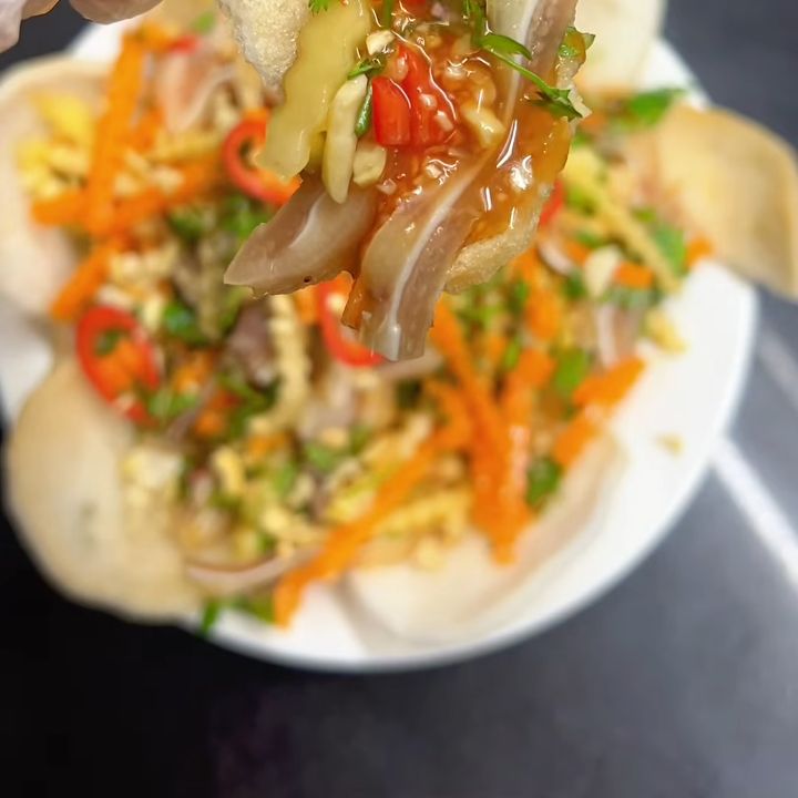 Nộm xoài tai heo ăn với bánh phồng tôm