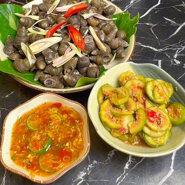 Chấm ốc luộc với nước mắm