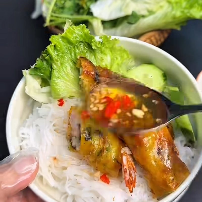 chấm nem rán với nước mắm chua ngọt