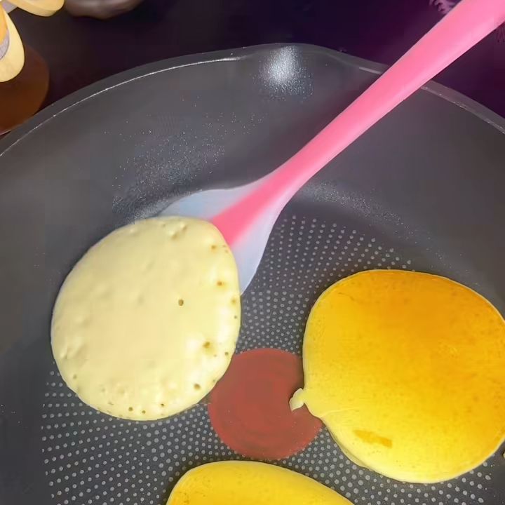 pancake chín vàng trên chảo