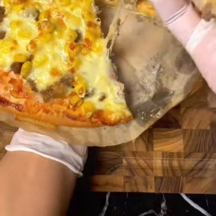 Pizza ph&ocirc; mai k&eacute;o sợi
