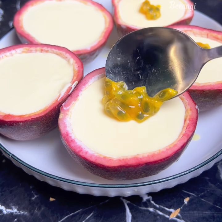 Rắc hạt chanh leo l&ecirc;n posset