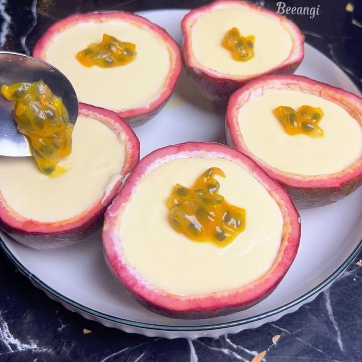 Posset chanh leo đổ trong vỏ quả