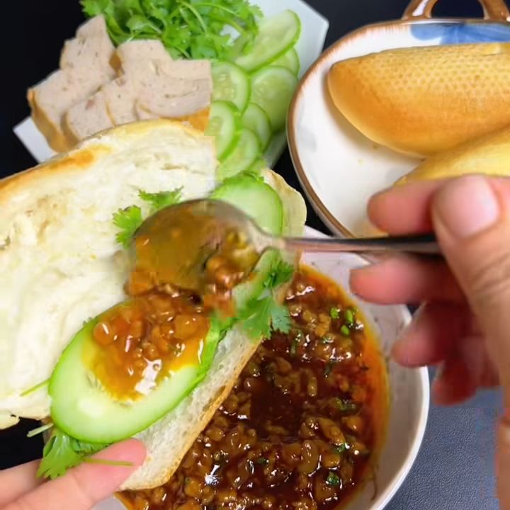 kẹp sốt thịt băm v&agrave;o b&aacute;nh m&igrave;