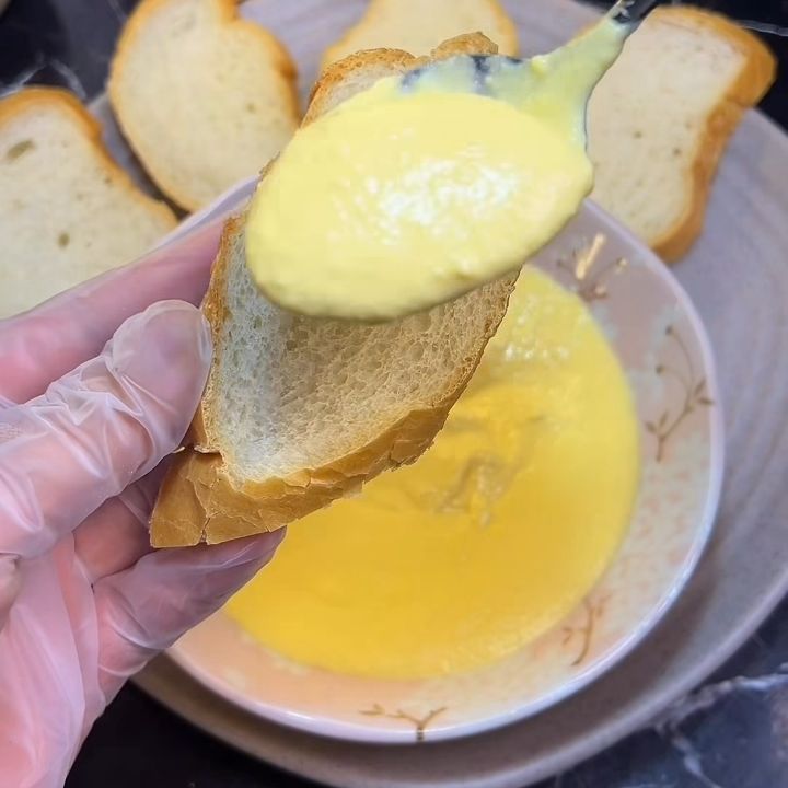 phết sốt phô mai tỏi lên bánh mì