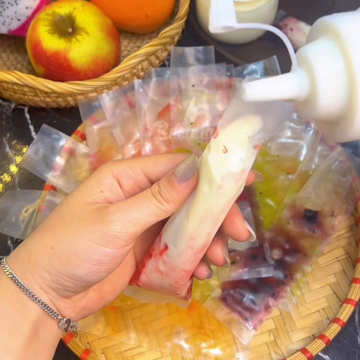 Cho sữa chua v&agrave; tr&aacute;i c&acirc;y v&agrave;o t&uacute;i