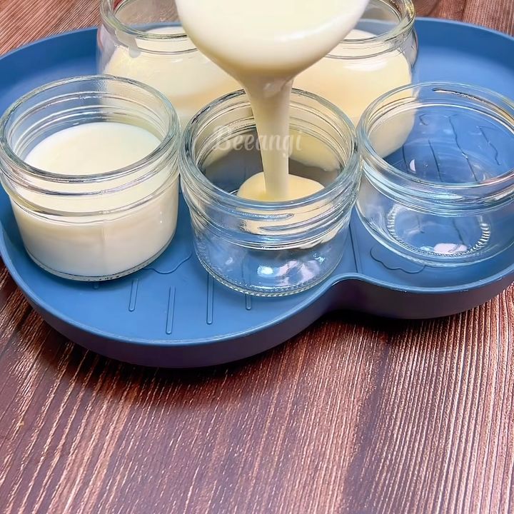 Múc sữa chua chia hũ