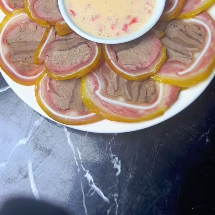 Tai heo cuộn bắp b&ograve; ủ muối