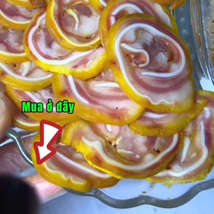 Tai heo ủ muối cuộn