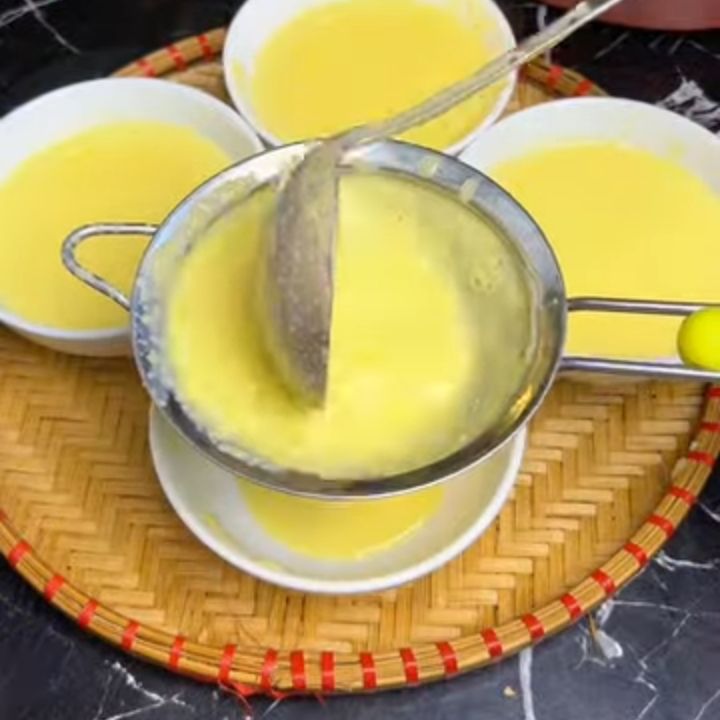 R&oacute;t sữa ng&ocirc; v&agrave;o b&aacute;t