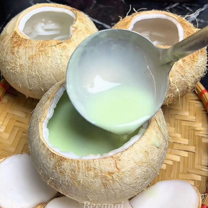Đổ lớp thạch l&aacute; nếp v&agrave;o tr&aacute;i dừa