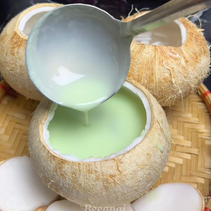 Đổ lớp thạch lá nếp vào trái dừa
