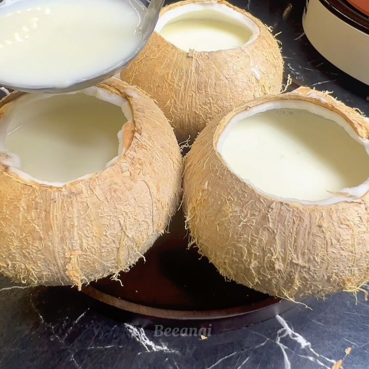 Đổ lớp phô mai vào trái dừa