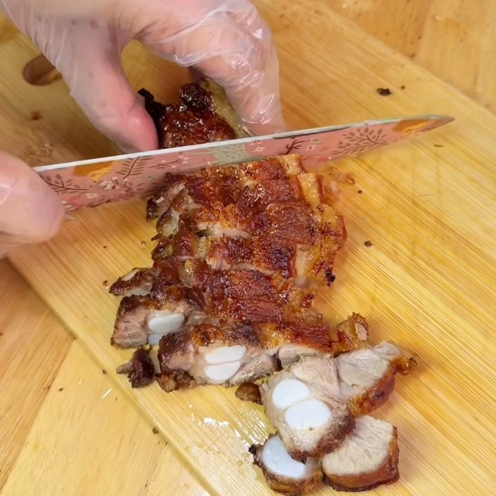 thịt quay gi&ograve;n b&igrave; chặt miếng