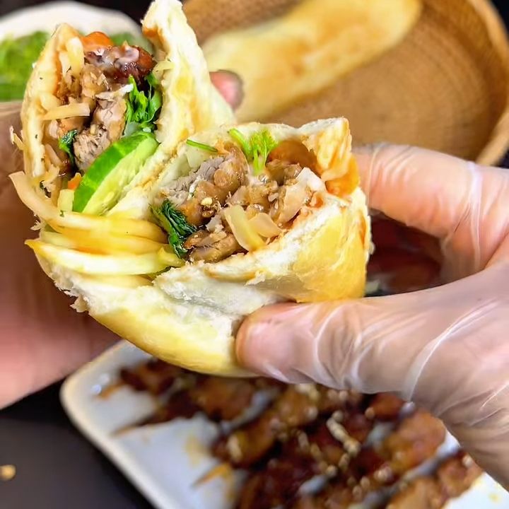 bánh mì kẹp thịt xiên nướng