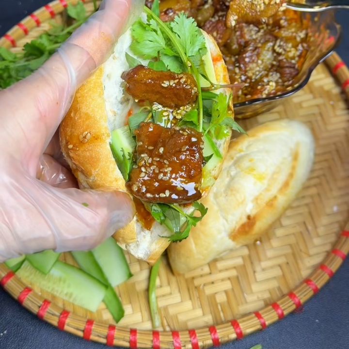 kẹp thịt x&iacute;u v&agrave;o b&aacute;nh m&igrave;