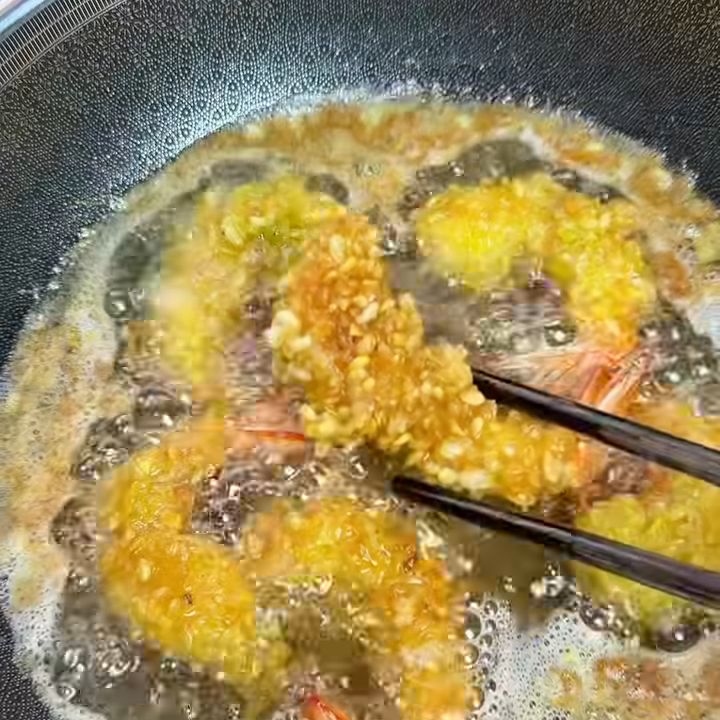 chiên tôm bọc cốm vàng giòn