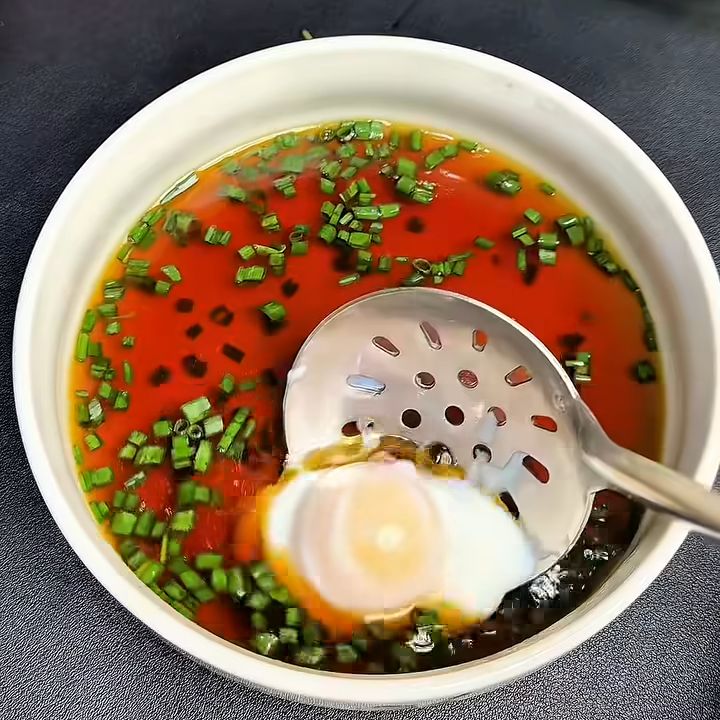 vớt trứng chần thả vào nước tương