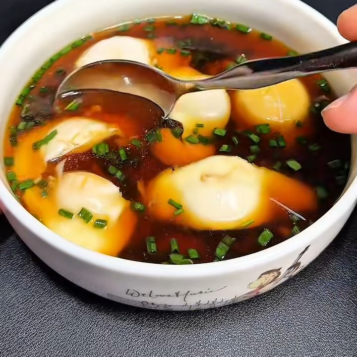trứng chần ngâm tương lòng đào